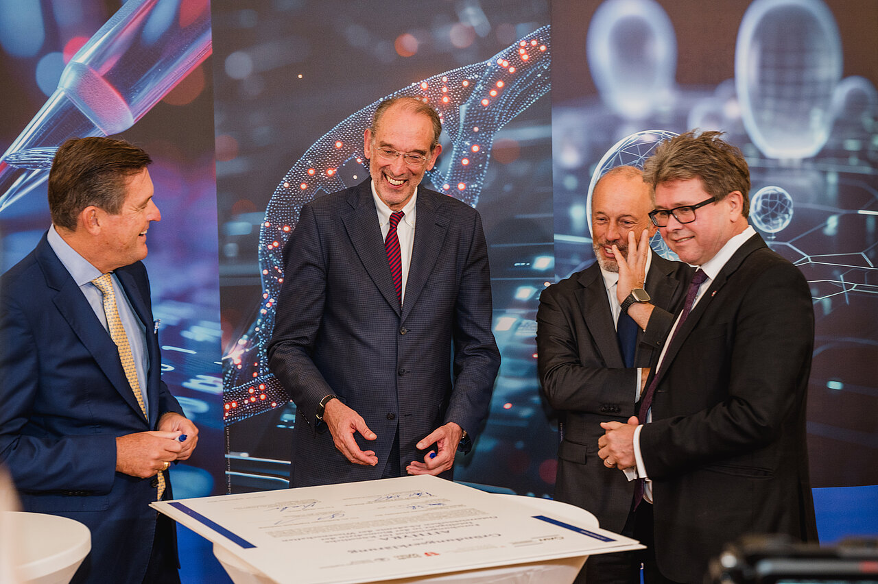 Signing the founding document: from left: Peter Hanke (Vienna City Councillor for Finance and Economy), Heinz Faßmann, President of the Austrian Academy of Sciences, Christoph Boehringer, Chairman of the Board of the Boehringer Ingelheim Foundation, Martin Polaschek, Austrian Federal Minister of Education, Science and Research. Copyright: OeAW, N. Unkart