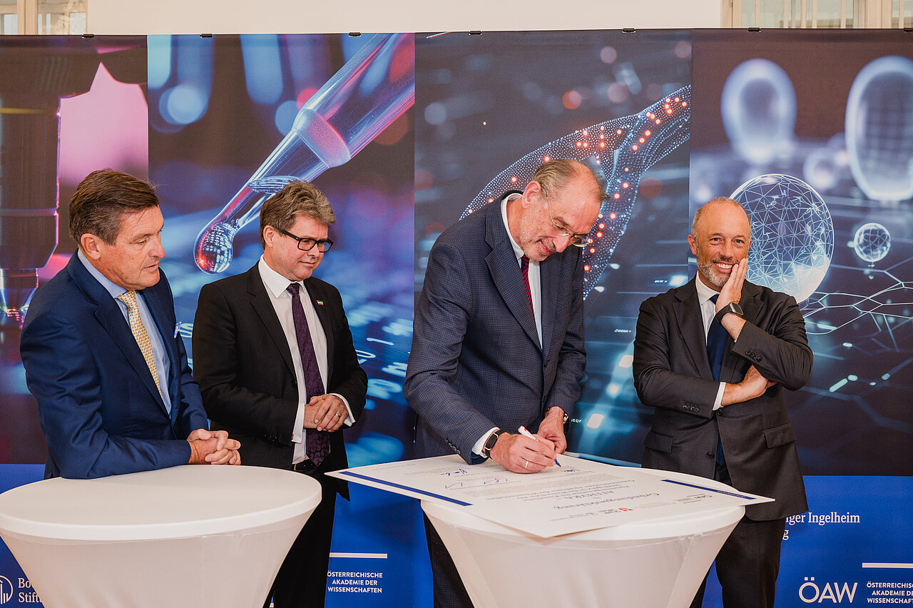 Beim Unterzeichnen des Gründungsdokumentes: v. l. Peter Hanke (Wiener Stadtrat für Finanzen und Wirtschaft), Martin Polaschek (Österreichischer Bundesminister für Bildung, Wissenschaft und Forschung), Heinz Faßmann (Präsident der Österreichischen Akademie der Wissenschaften), Christoph Boehringer (Vorstandsvorsitzender Boehringer Ingelheim Stiftung), Copyright: OeAW, N. Unkart